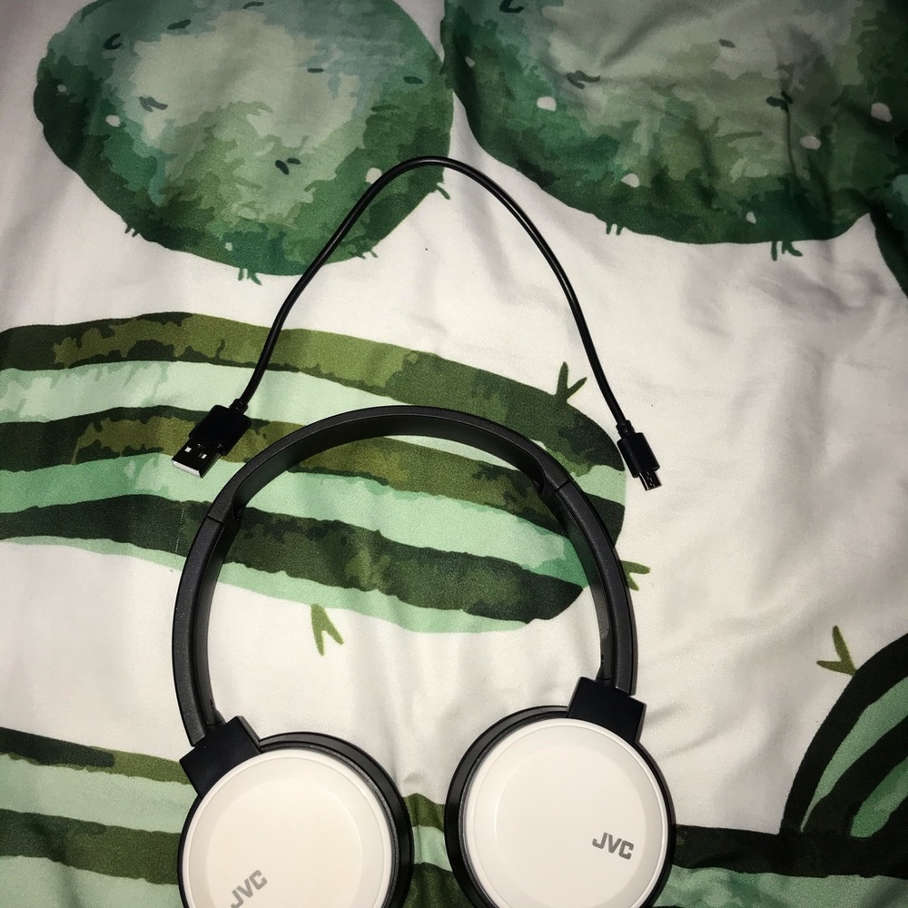 Wireless JVC headphones